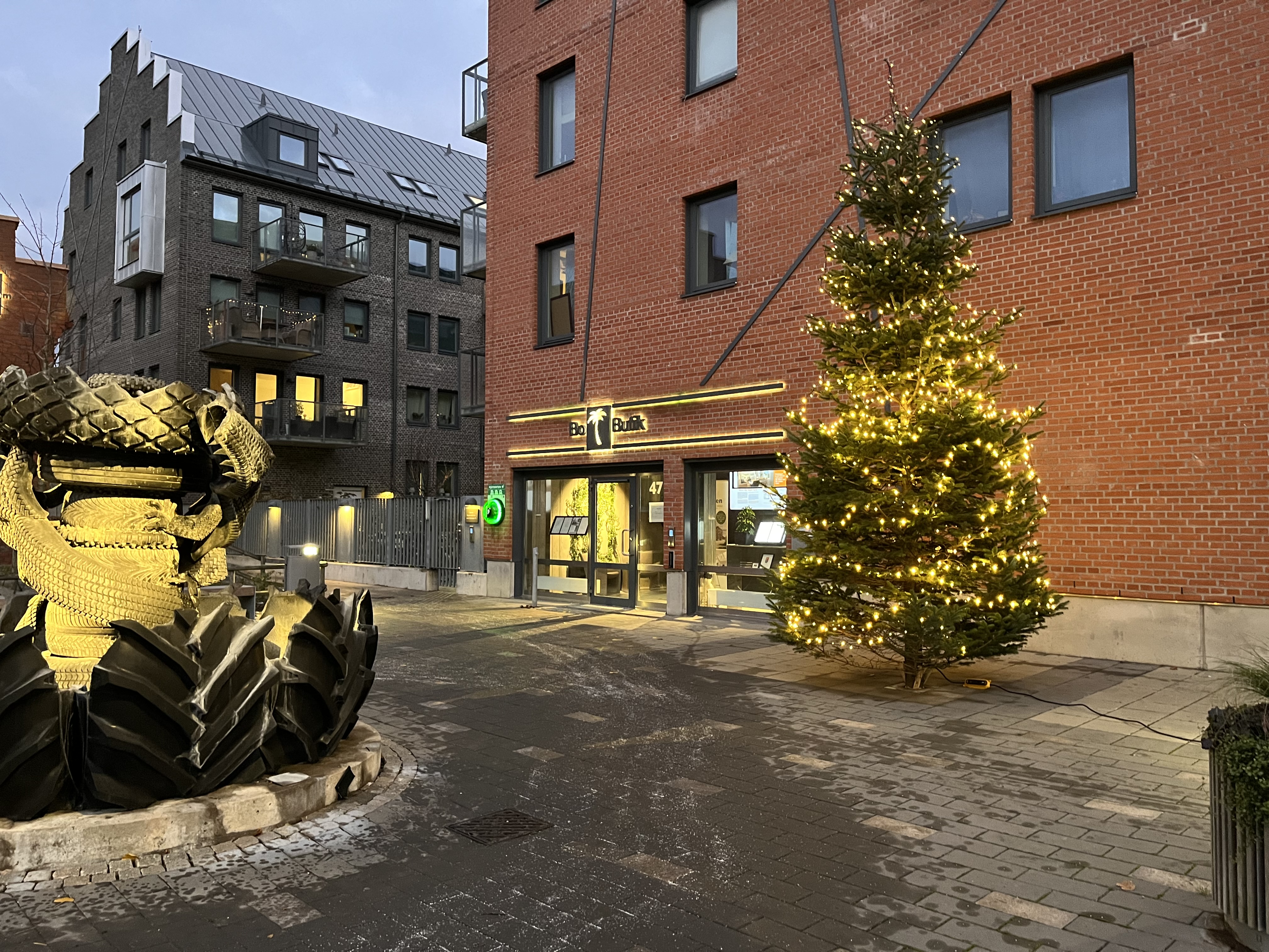 En belyst julgram utanför kontoret